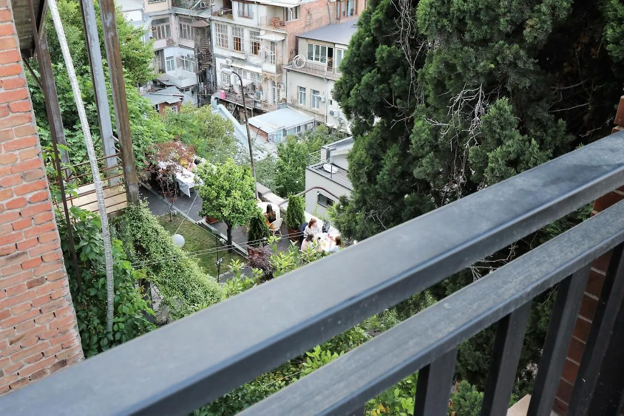 Peto'S Huge Furnished Terrace Apartment Tbilisi Georgia