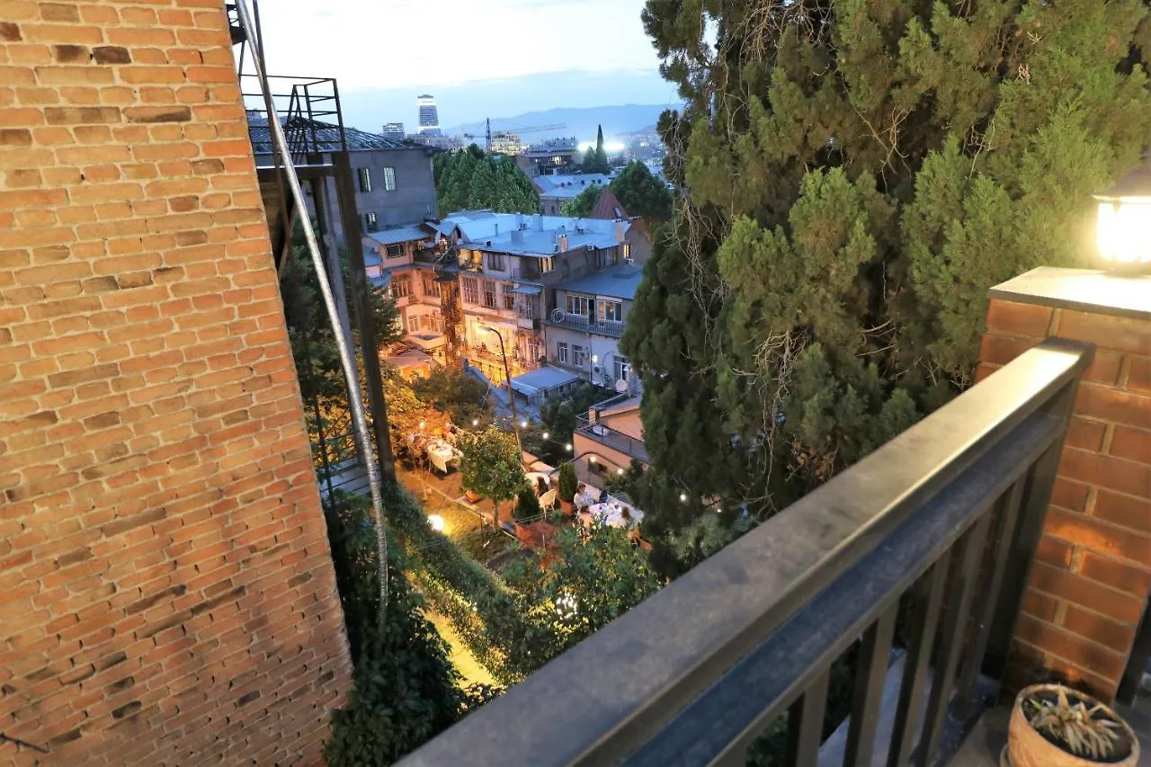 Peto'S Huge Furnished Terrace Apartment Tbilisi