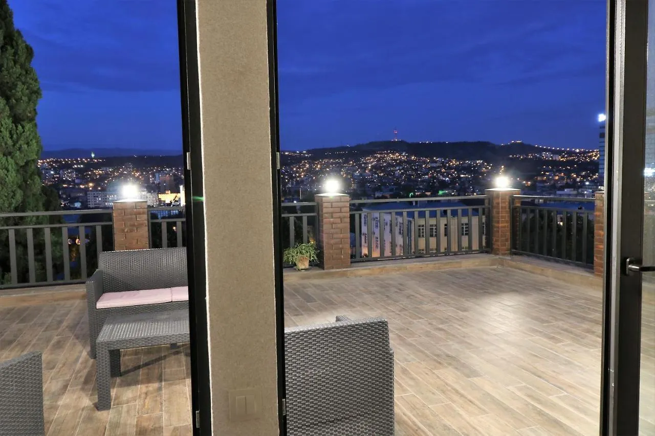 Peto'S Huge Furnished Terrace Apartment Tbilisi Georgia