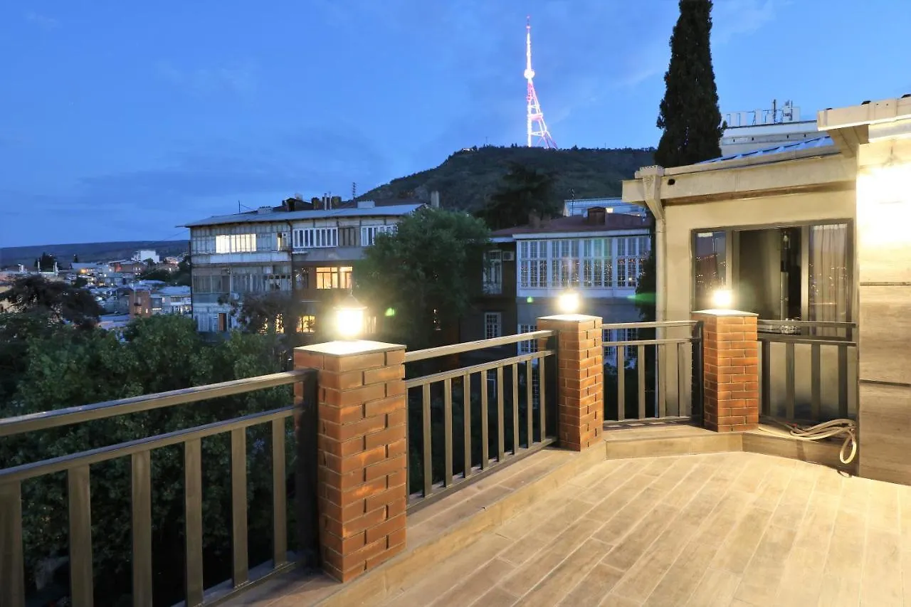 Peto'S Huge Furnished Terrace Apartment Tbilisi