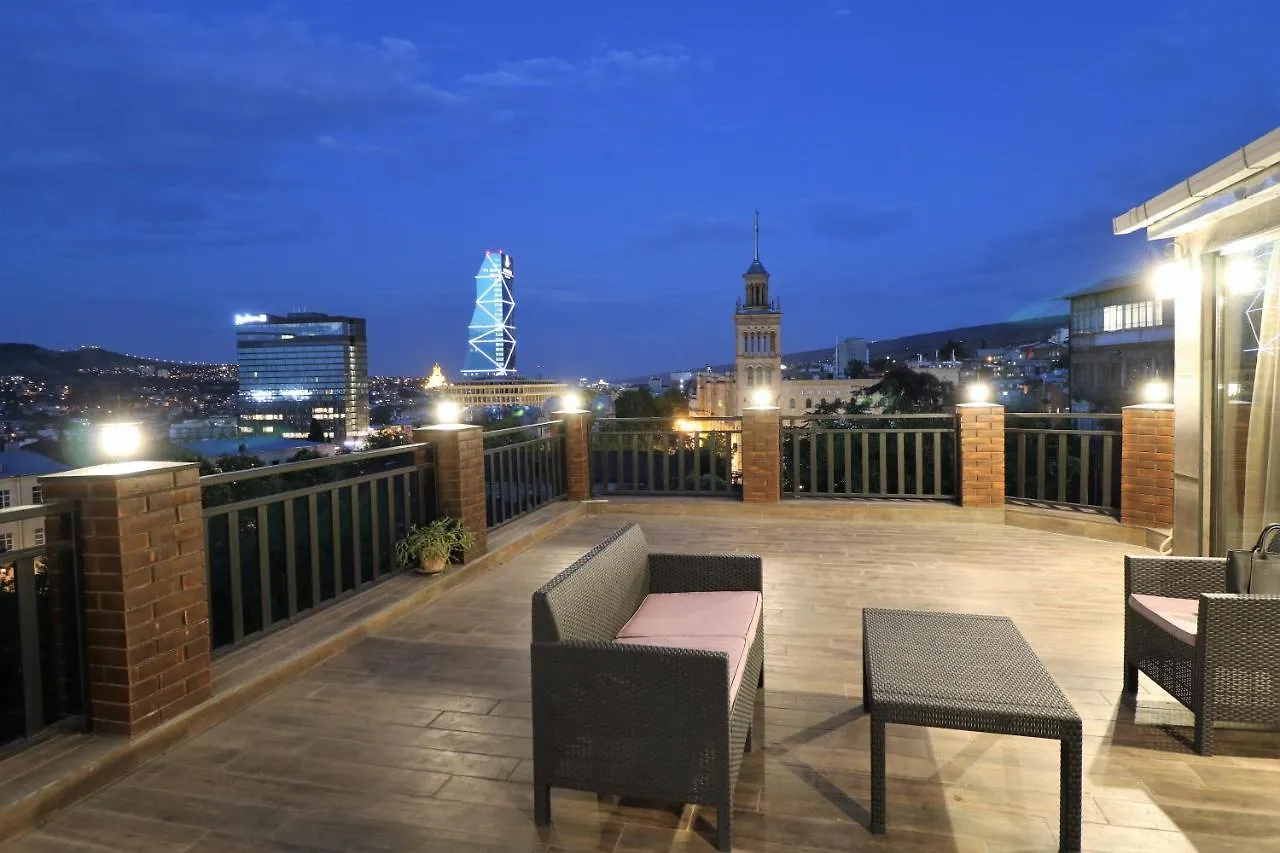 Peto'S Huge Furnished Terrace Apartment Tbilisi Georgia