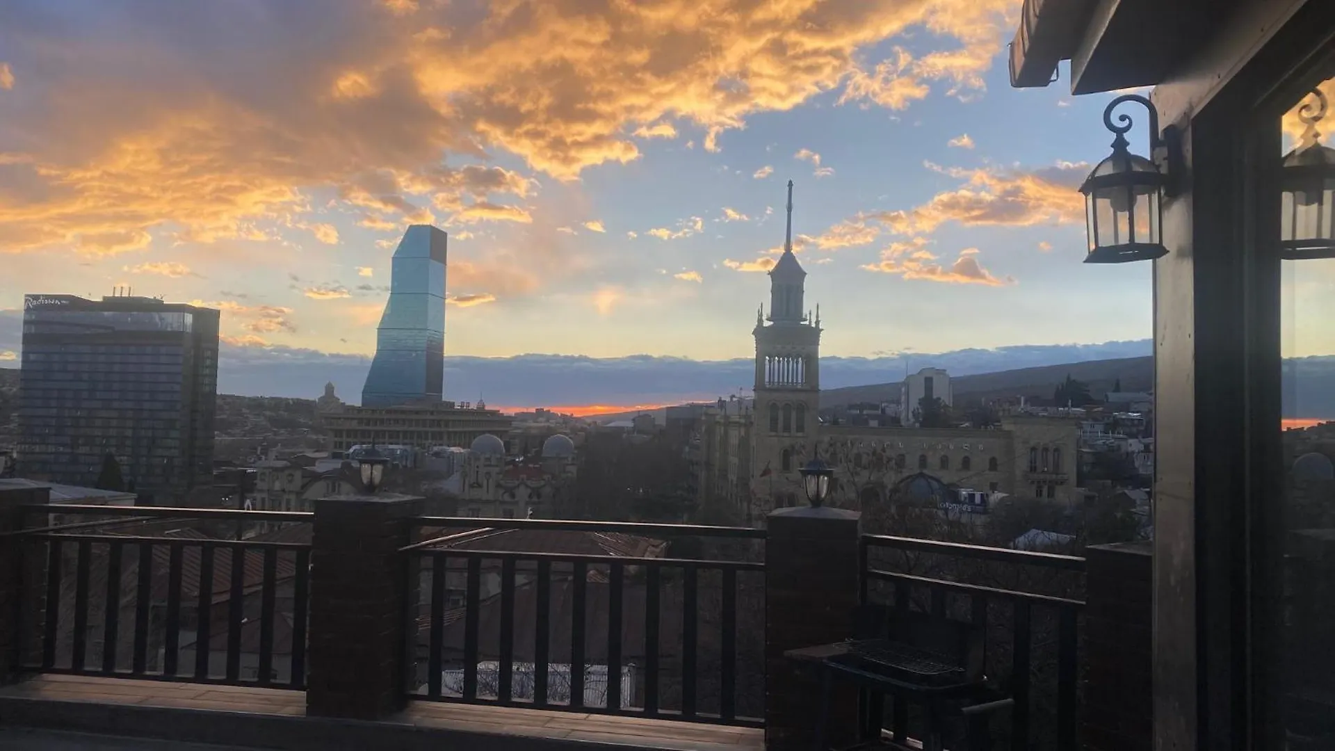 Peto'S Huge Furnished Terrace Apartment Tbilisi