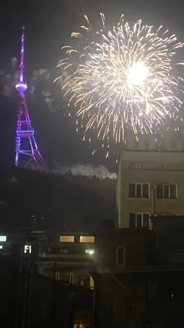 Peto'S Huge Furnished Terrace Apartment Tbilisi Georgia