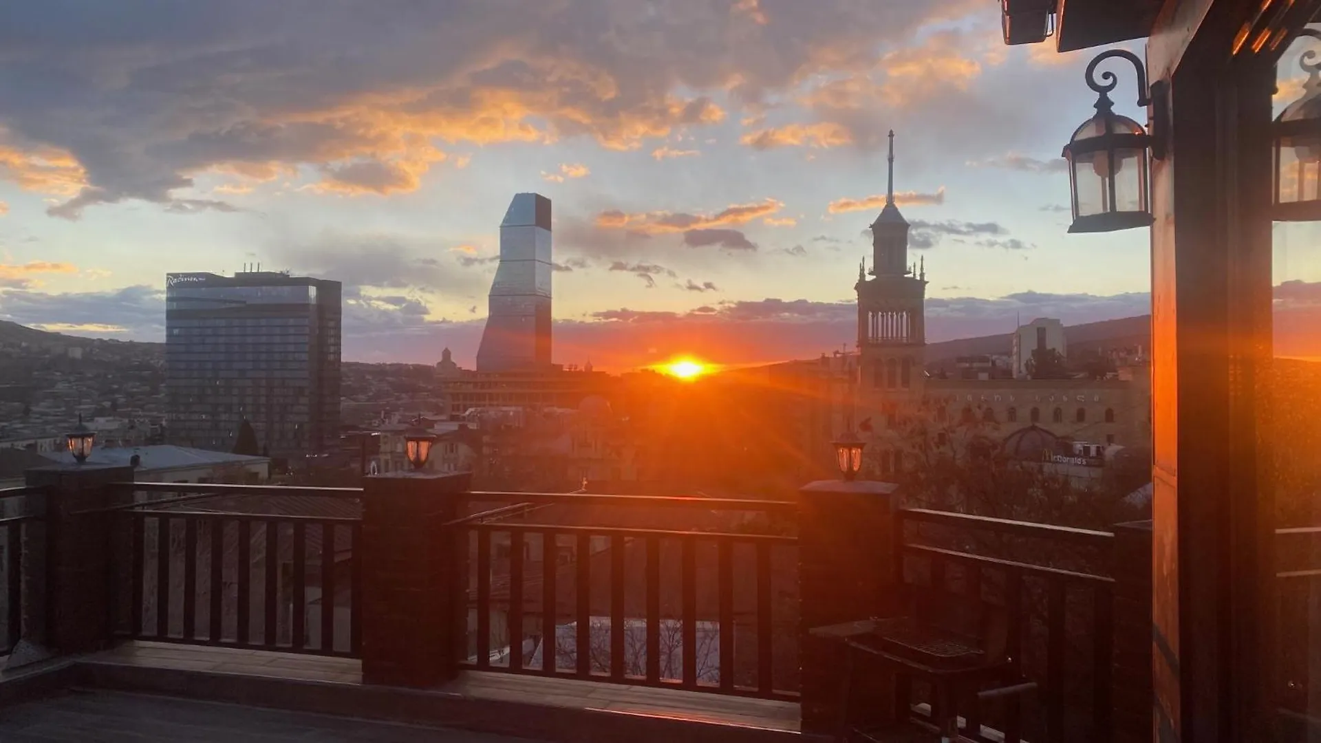 Peto'S Huge Furnished Terrace Apartment Tbilisi Georgia