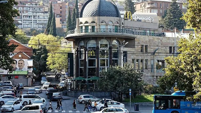 Peto'S Huge Furnished Terrace Apartment Tbilisi